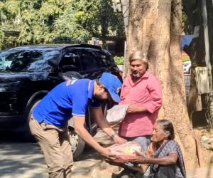 నిరాశ్రయులకు స్కై ఫౌండేషన్ వారిచే దుస్తులు పంపిణి