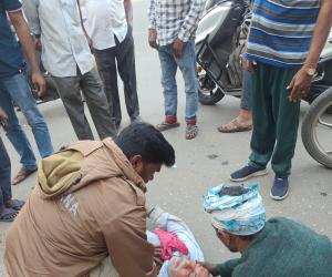 యాక్సిడెంట్ కు గురైన వ్యక్తిని సిపిఆర్ చేసి ఆసుపత్రికి తరలించిన పోలీసులు