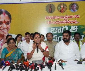 గద్వాల్‌ జిల్లాలో అక్షరాస్యత, రోడ్లు, సాగునీటి వైఫల్యాలపై కవిత తీవ్ర విమర్శలు