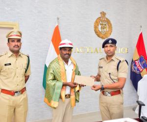 సీపీఆర్ చేసి వృద్ధుడి ప్రాణాలు కాపాడిన ట్రాఫిక్ హోం గార్డ్: అభినందించి రివార్డ్ అందజేసిన జిల్లా ఎస్పీ అశోక్ కుమార్