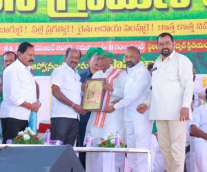 కిసాన్ గ్రామీణ మేళలో మాజీ గవర్నర్ బండారు దత్తాత్రేయకు జిల్లా కురుమ సంఘం ఘన సన్మానం