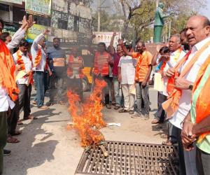 విశ్వహిందూ పరిషత్ ఆధ్వర్యంలో  నిరసన ధర్నా బంగ్లాదేశ్ ప్రధానమంత్రి దిష్టిబొమ్మ దగ్ధం....  