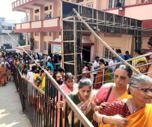 వైకుంఠ ఏకాదశి వేళ...భక్తుల రద్దీతో పోటెత్తిన ఆలయాలు