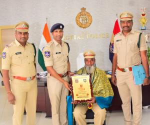 పదవి విరమణ పొందిన ఏ ఆర్ ఎస్ ఐ సయ్యద్ తకీద్దీన్ కి జిల్లా పోలీస్ కార్యాలయంలో ఆత్మీయ వీడ్కోలు