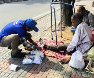 ఫుట్ పాత్ అనాధలకు ఔషధాలు, దుస్తుల పంపిణీ