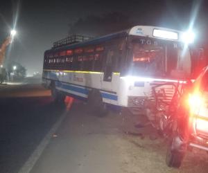 మేడిపల్లి వద్ద ఆర్టీసీ బస్సు–తవేరా ఢీ  పలువురికి గాయాలు