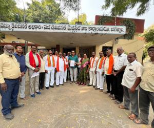 మున్సిపల్ ఓటర్ల జాబితాలో తప్పులు సవరించాలని రెవిన్యూ డివిజనల్ ఆఫీసర్(ఆర్ డి ఓ)  ఏవో జగిత్యాల కి వినతిపత్రం సమర్పించిన భారత్ సురక్ష సమితి రాష్ట్ర ఉపాధ్యక్షులు ఏసిఎస్ రాజు..