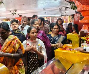 మంగళవారం కొండగట్టులో ట్రాఫిక్ రద్దీ.. పార్కింగ్ కొరతతో భక్తుల ఇబ్బందులు