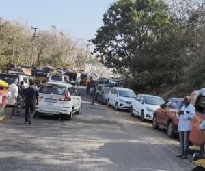 మంగళవారం కొండగట్టులో ట్రాఫిక్ రద్దీ.. పార్కింగ్ కొరతతో భక్తుల ఇబ్బందులు