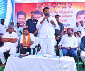 కొండగట్టు అగ్ని ప్రమాద  బాధిత కుటుంబాలకు చెక్కుల పంపిణీ     చెక్కుల కార్యక్రమంలో పాల్గొన్న సంక్షేమ శాఖ మంత్రి, స్థానిక ఎమ్మెల్యే మరియు జిల్లా కలెక్టర్