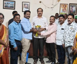 ఎమ్మెల్యే డాక్టర్ సంజయ్ కుమార్ ని కలిసిన  టీఎన్జీవో నాయకులు