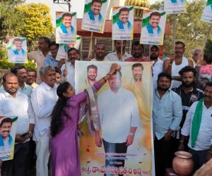 ఎమ్మెల్యే చిత్రపటానికి పాలాభిషేకం చేసిన అగ్ని ప్రమాద బాధితులు 