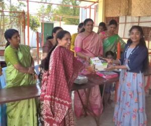 సంక్రాంతి ముగ్గుల పోటీల్లో విజేతలకు బహుమతులు అందజేసిన దావ వసంత 