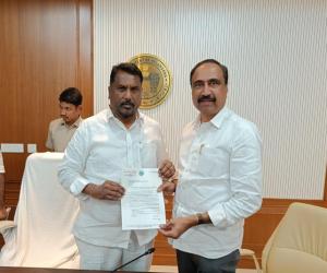    మంత్రి అడ్లూరి లక్ష్మణ్ కుమార్‌ను కలిసిన జగిత్యాల ఎమ్మెల్యే