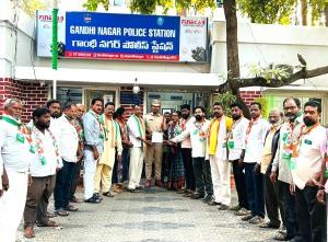 తలసాని వ్యాఖ్యలకు వ్యతిరేకంగా పీఎస్ లో కాంగ్రెస్ నేతల ఫిర్యాదు