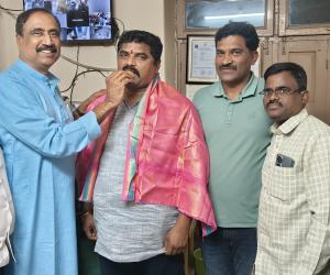 జగిత్యాల ఎమ్మెల్యే డా సంజయ్ కుమార్ ని ఆయన నివాసం లో కలిసిన నూతనంగా ఎన్నికైన తపస్ రాష్ట్ర అధ్యక్షులు.