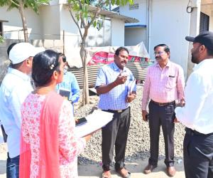 ఇందిరమ్మ ఇండ్ల నిర్మాణాలు త్వరగా పూర్తి చేయాలి  ధర్మపురి మండల కేంద్రంలో నిర్మాణంలో ఉన్న ఇందిరమ్మ ఇండ్లను పరిశీలించిన జిల్లా కలెక్టర్ బి సత్యప్రసాద్.