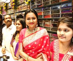 జనరల్ బజార్‌లో నటి, యాంకర్ సుమ సందడి