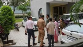 తొలగించిన IAS పూజా ఖేడ్కర్ తల్లిదండ్రులు సహా ఐదుగురు అచేతనం