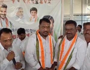 ధర్మపురిలో కాంగ్రెస్‌లో చేరికలు: మంత్రి అడ్లూరి లక్ష్మణ్ సమక్షంలో బీఆర్ఎస్ నేతల పార్టీలో చేరిక