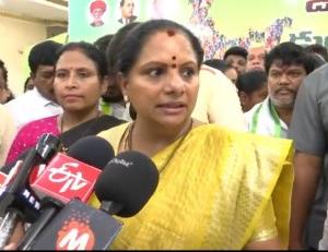 ఎన్నికల లబ్ది కోసమే  ఫోన్ ట్యాపింగ్ కేసులో కేసీఆర్‌కు సిట్ నోటీసులు : కవిత 