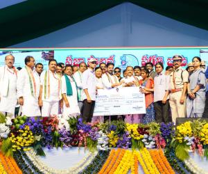 విధి నిర్వహణలో మరణించిన ప్రమోద్, సౌమ్య కుటుంబాలకు ₹ కోటి చెక్కు అందజేసిన సీఎం 