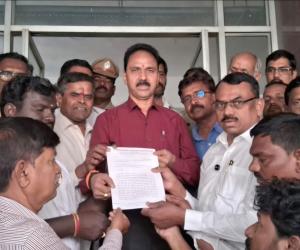 చిన్న పత్రికలపై వివక్షపై నిరసన : సమాచార భవన్ వద్ద జర్నలిస్టుల ఆందోళన