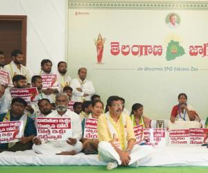 వెలుగుమట్ల ఇళ్ల కూల్చివేతపై కవిత నిరవధిక నిరాహార దీక్ష కొనసాగింపు