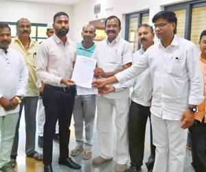 ఫీజు రీయింబర్స్మెంట్ విడుదల కోరుతూ బీసీ నాయకుల చే కలెక్టర్ కు వినతి