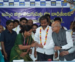 వెలుగుమట్ల బాధితులకు ఇళ్లు ప్రకటించడంతో కవిత దీక్ష విరమణ – భూదాన్ భూములపై శ్వేతపత్రం డిమాండ్