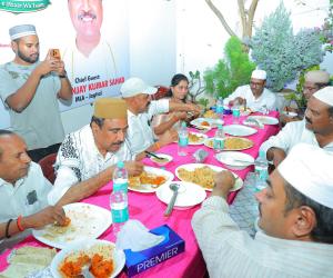 ఇఫ్తార్ విందులో పాల్గొన్న ఎమ్మెల్యే డా సంజయ్ కుమార్, మున్సిపల్ చైర్ పర్సన్ సమిండ్ల వాణి