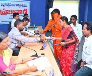 డబల్ బెడ్ రూమ్ ఇండ్ల వద్ద సమస్యల పరిష్కారానికి జిల్లా కలెక్టర్కు మాజీ కౌన్సిలర్ జయ శ్రీ వినతి