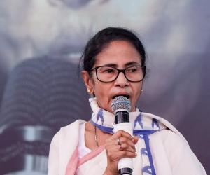 మెట్రో ఛానల్ వద్ద మమతా బెనర్జీ ధర్నా – సింగూర్ ఉద్యమం జ్ఞాపకాలతో ఎన్నికల సమరానికి సంకేతం