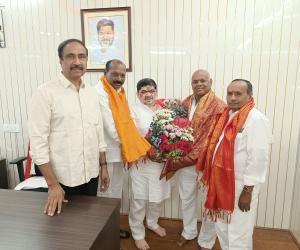 రాష్ట్ర మంత్రి పొన్నం ప్రభాకర్ ను కలిసిన జిల్లా అధ్యక్షుడు నందయ్య ,మార్కెట్ కమిటీ చైర్మన్ నారాయణరెడ్డి