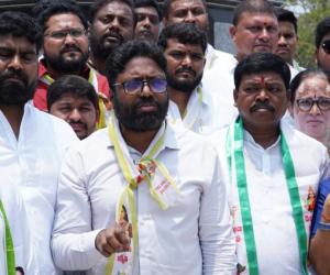 పూలే విగ్రహంపై నిర్లక్ష్యం: జాగృతి ధర్నా, ప్రభుత్వంపై తీవ్ర విమర్శలు