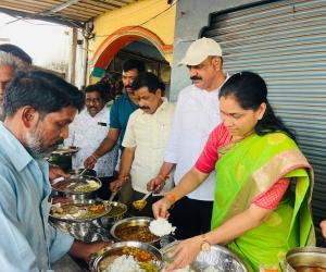 అన్నపూర్ణ మాత సేవ వారి అన్న ప్రసాద వితరణ లో పాల్గొన్న చైర్ పర్సన్ సమిండ్ల వాణి శ్రీనివాస్ 