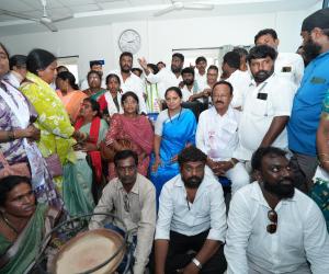 పోలీసుల నిర్బంధం నుంచి ఉద్యమకారులను విడిపించిన కల్వకుంట్ల కవిత 