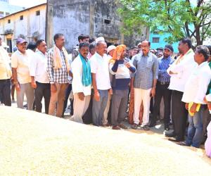 మొక్కజొన్న కొనుగోలు ప్రక్రియ పారదర్శకంగా నిర్వహించాలి   ధాన్యం కొనుగోళ్లు వేగవంతం చేయాలి   రాష్ట్ర సంక్షేమ శాఖ మంత్రి అడ్లూరి లక్ష్మణ్ కుమార్