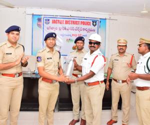 ట్రాఫిక్ సిబ్బంది ఆరోగ్య రక్షణకు ప్రత్యేక చర్యలు  ట్రాఫిక్ సిబ్బందికి కూలింగ్ గాగుల్స్, వాటర్ ఫ్లాస్క్స్ పంపిణీ చేసిన జిల్లా ఎస్పీ  అశోక్ కుమార్ 