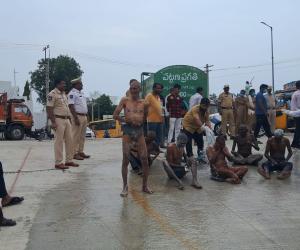 మానసిక దివ్యాంగుల పట్ల మానవత్వం చూపిన పోలీసులు