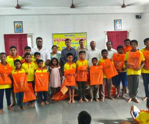 ఆవాస విద్యార్థులకు స్కూల్ యూనిఫాం పంపిణీ