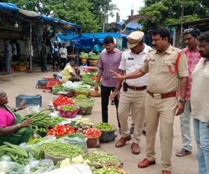 రైతు బజార్ లోనే కూరగాయల విక్రయాలు జరపాలి.  టౌన్ సిఐ కరుణాకర్ 