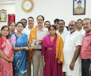 హర్ ఘర్ తిరంగా – తిరంగా యాత్రలో భాగంగా మాజీ సైనికుడు దూరిశెట్టి కిరణ్ కుమార్‌ను సన్మానించిన  డా. బోగ శ్రావణి