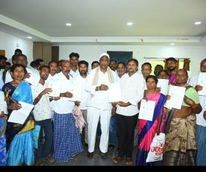 వెల్గటూర్‌లో 80 మంది లబ్ధిదారులకు రూ.25.56 లక్షల సీఎంఆర్‌ఎఫ్ చెక్కులు