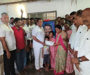 గొల్లకోటలో సింహాచలం జగన్ కుటుంబానికి రూ.21.36 లక్షల ఆర్థిక సాయం
