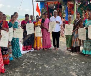 చర్లపల్లిలో స్టీల్ ప్లేట్లు, జ్యూట్ బ్యాగుల పంపిణీ