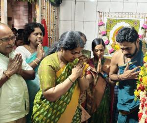 పోచమ్మ తల్లి వార్షికోత్సవంలో భాగంగా అన్నప్రసాద కార్యక్రమంలో పాల్గొన్న మాజీ మున్సిపల్ చైర్‌పర్సన్ ఆడువాల జ్యోతి లక్ష్మణ్ 