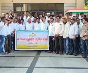 జగిత్యాల లలో జర్నలిస్టుల హక్కుల కోసం గాంధీ విగ్రహం వద్ద నిరసన.  