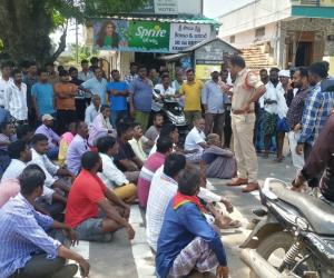 లో- వోల్టేజ్ కష్టాలతో రోడ్డెక్కి ధర్నా చేసిన చందోలి రైతులు, 