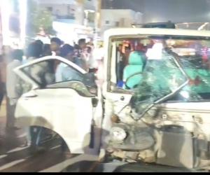 కోరుట్లలో రోడ్డు ప్రమాదం.. 10 మంది విద్యార్థులకు గాయాలు